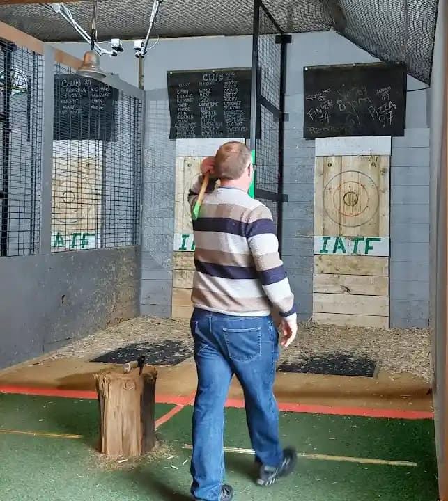 Lumberjaxs Urban Axe Throwing image 4
