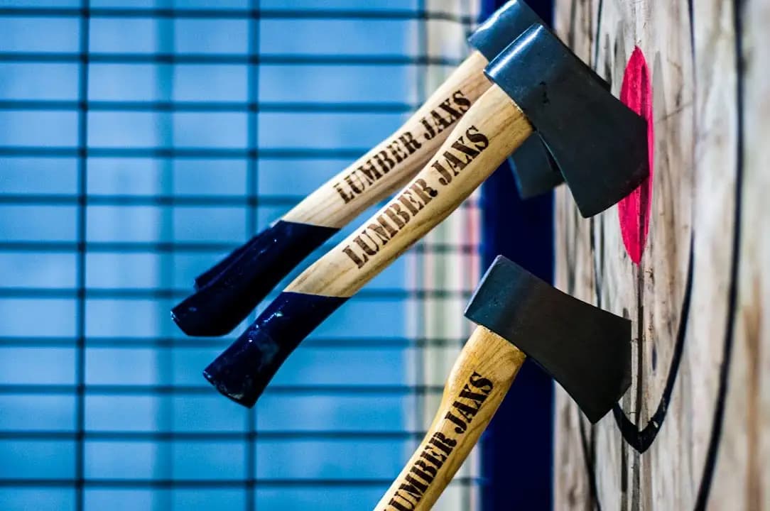 Lumberjaxs Urban Axe Throwing image 3