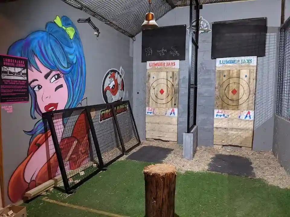 Lumberjaxs Urban Axe Throwing image 7