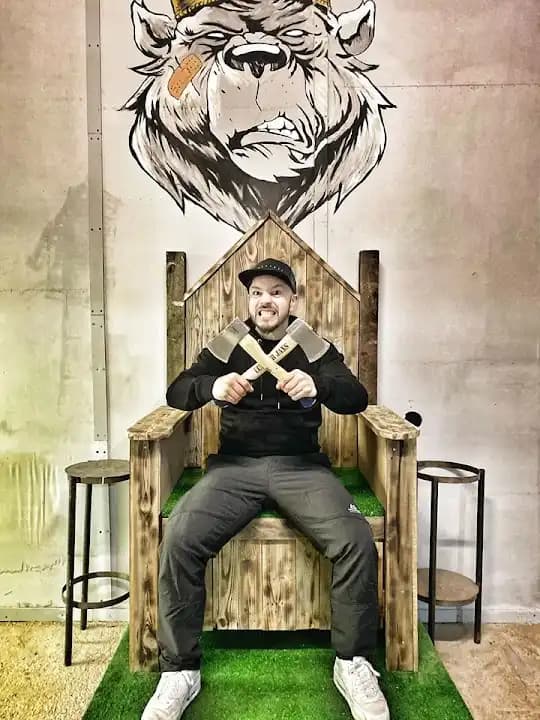Lumberjaxs Urban Axe Throwing image 6