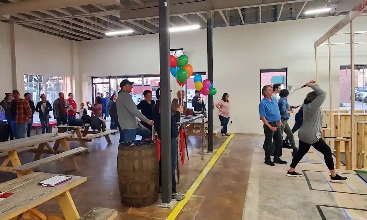 Texas Lumberjaxe Indoor Axe Throwing image 4
