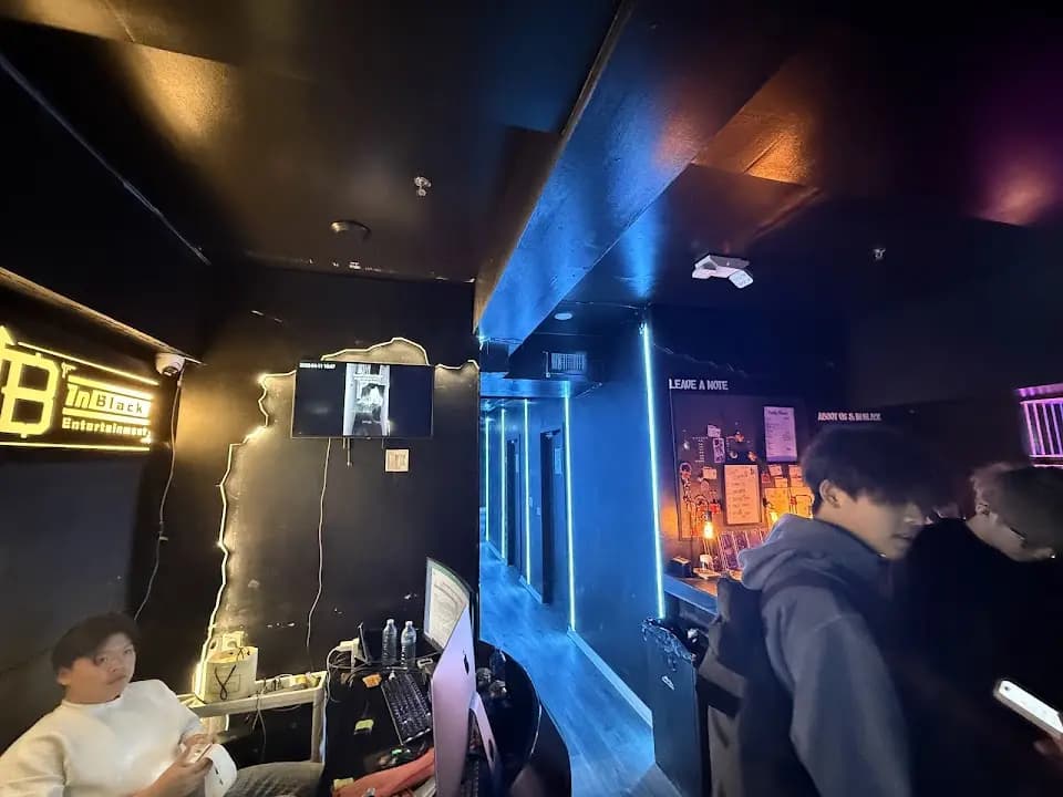 INBLACK Escape Room Toronto - Eaton image 8