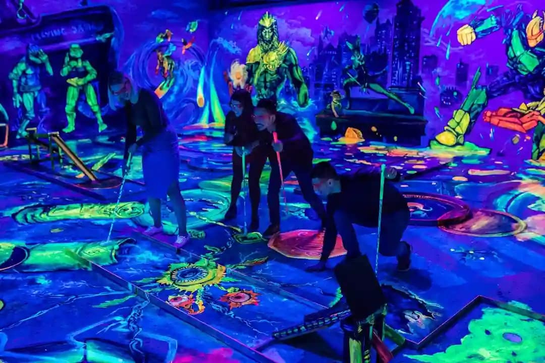Glowing Rooms 3D Mini Golf & VR Escape Rooms image 4