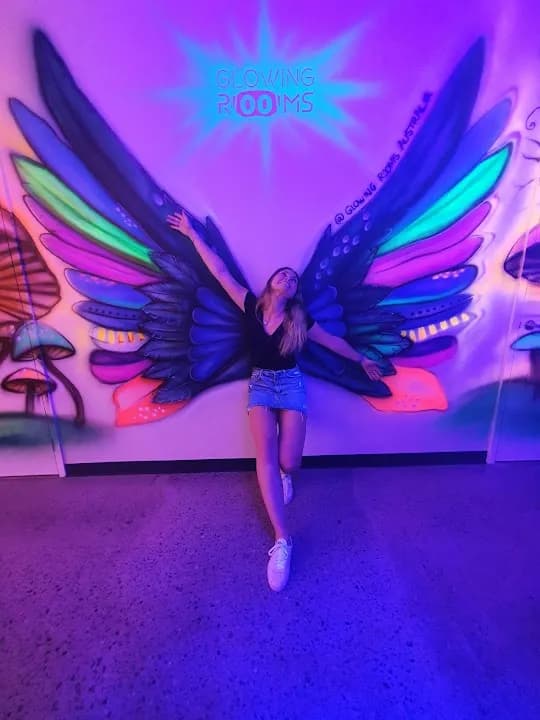 Glowing Rooms 3D Mini Golf & VR Escape Rooms image 7