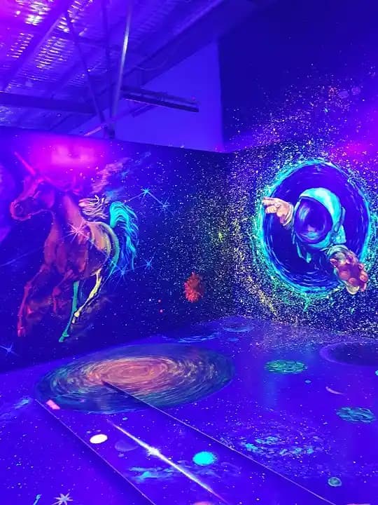 Glowing Rooms 3D Mini Golf & VR Escape Rooms image 9