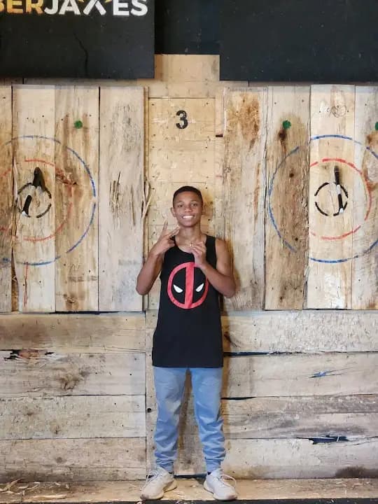 Lumberjaxes Axe Throwing Bar & Grill image 6