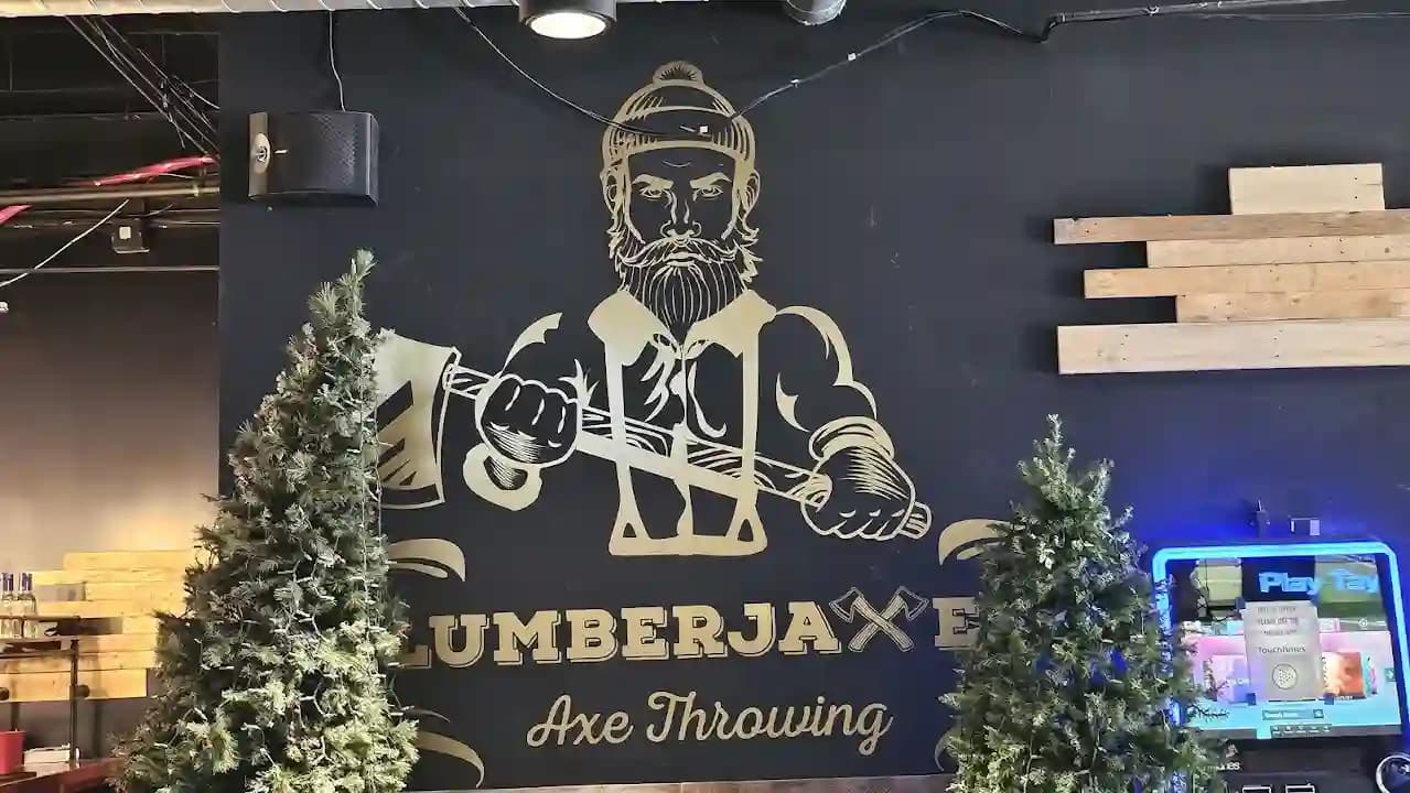 Lumberjaxes Axe Throwing Bar & Grill image 9