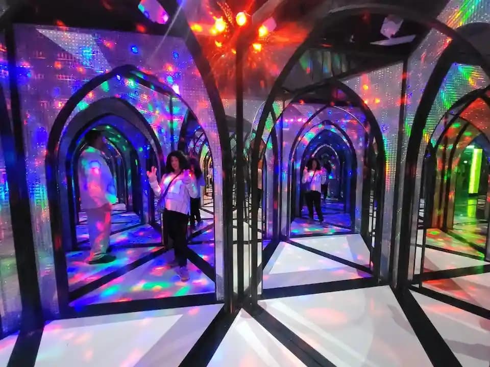 The Amazing Mirror Maze image 4
