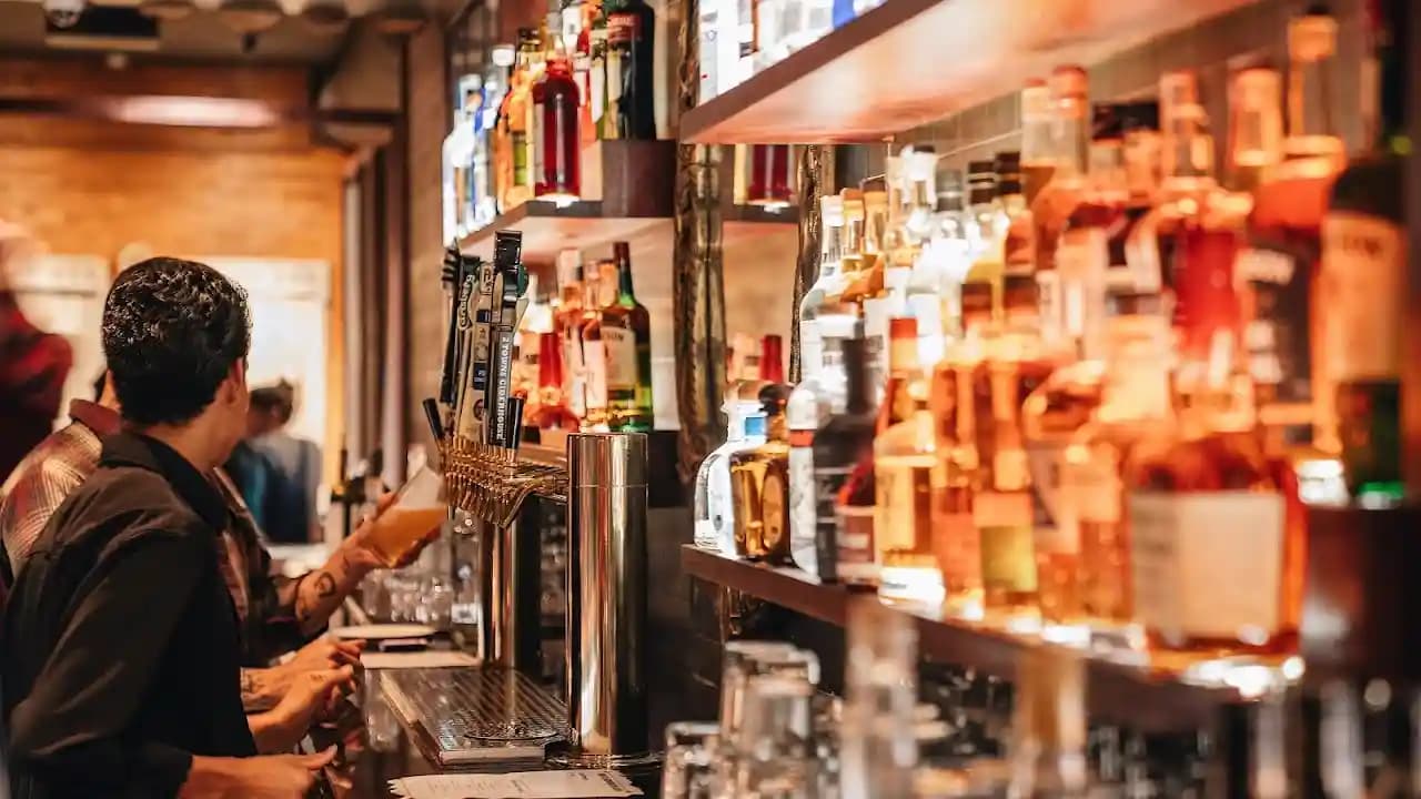 Mo's House Of Axe Restaurant, Bar, and Axe throwing - Popular axe throwing destination in Los Angeles